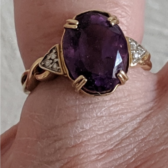 10K Gold and Amethyst RIng - Picture 1 of 7